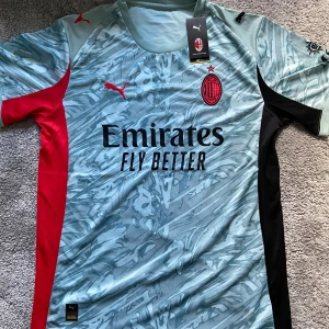 AC Milan Målvaktströja 25/26 - AC Milan Målvaktströja 25/26 Officiell matchtröja, ny och oanvänd. Storlek XL Original påsen fås även med som kommer när du köper den! Säljs pågrund utav att jag köpte fel storlek.
