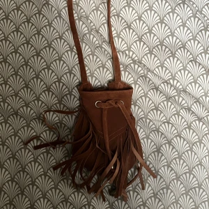 Handväska - Liten handväska med fransar i sammets matrial👍🏼😊