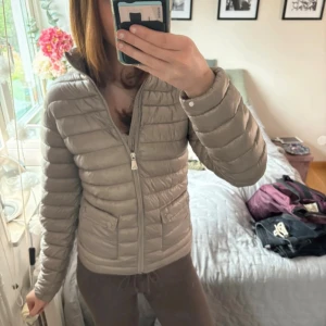 Beige pufferjacka från McKinley - Säljer en beige pufferjacka från McKinley i storlek 158/164. Knappt använd. Bra skick.