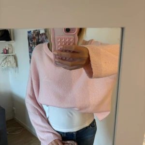 Ljusrosa stickad tröja - Superfin ljusrosa stickad tröja med  långa ärmar. Tröjan har en rund halsringning och är perfekt för dig som gillar en avslappnad och trendig stil. Enkel att matcha med jeans eller kjol för en söt look.