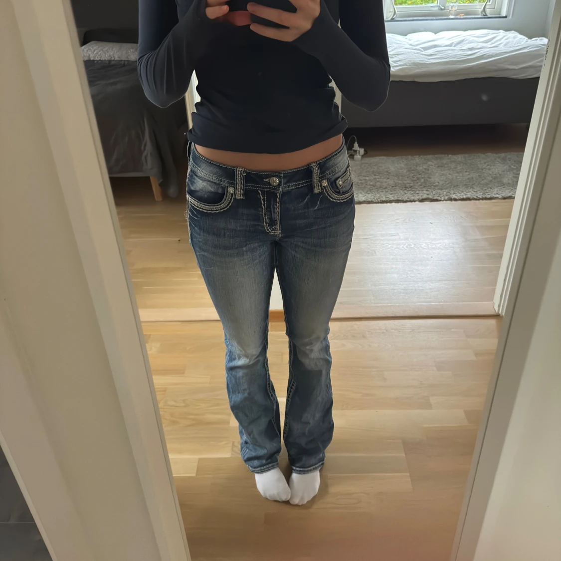 Blå bootcut jeans med kontrastsömmar - 1