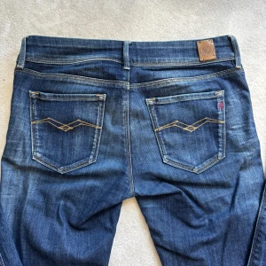 Blå Replay bootcut jeans - Säljer dessa blå jeans från replay🥰 De är lågmidjade med snygga fickor☺️ Hör av dig vid funderingar! 