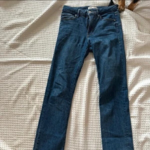 Blå skinny jeans (raka) från Zara - Snygga blå jeans från Zara med klassisk femficksdesign och smal passform. Jeansen har normal midja och är tillverkade i stretchigt denim för en bekväm känsla. Perfekta för dig som gillar en stilren och enkel look.