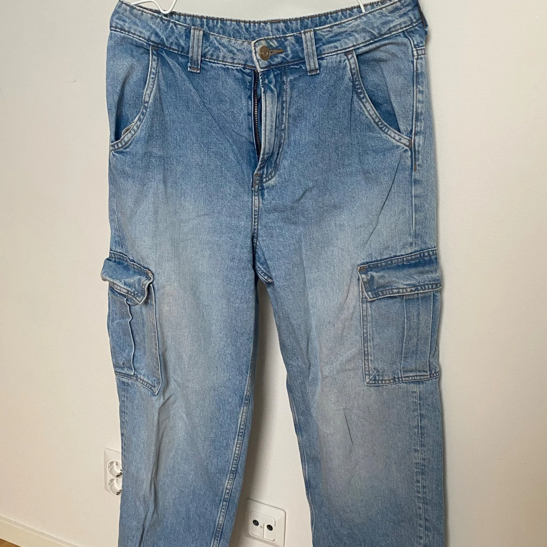 Blå cargojeans från H&M divided 