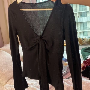 Svart långärmad topp med knyt - Köpt för ca 300 på Gina Tricot,ganska knopprig så pris kan diskuteras! 💕