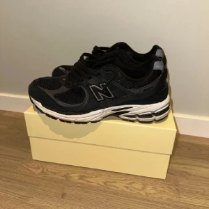  New Balance 2002R  - Svarta New Balance 2002R. Riktigt bra skick✅ dem är bra för höst/vinter väder. Riktigt sköna och varma. 