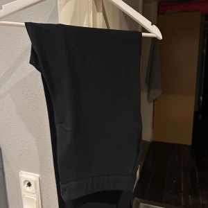 Svarta kostymbyxor med slits - Använt en gång!