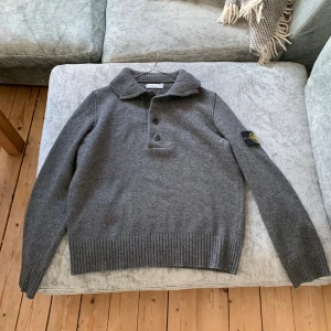 Vintage Stone Island cardigan‼️‼️ - Säljer en grå stickad  cardigan från Stone Island med klassisk krage och tre knappar framtill. As nice cardigan skit bra skick! Säljer då den e för liten på mig. Storlek M 