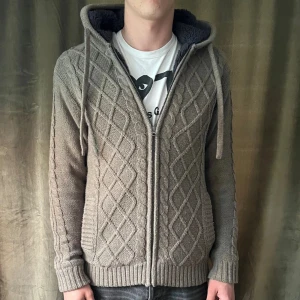 Fodrad Cardigan - Tja, säljer denna otroligt feta fodrade cardigan som är helt perfekt nu till hösten. Den är sjukt varm och gosig. Modellen är 184cm lång! Vid minsta fråga eller fundering hör av er🤝🏼