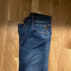 Blåa Replay hyperflex - Säljer ett par snygga blåa Replay jeans. Snygga att ha i vardag och enkla att matcha med. De är super slim och modell hyperflex. Storlek 12A (150 cm) Dom lutar mer åt marine blått  en ”vanlig blått” men ni får själv avgöra vad ni tycker.