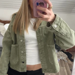 INTRESSEKOLL  - INTRESSEKOLL på min gröna jeansjacka ifrån ZARA💚