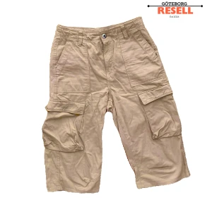 Beige cargoshorts  - Beige cargo “jorts” med flera stora fickor på sidorna. Skick 7.5/10
