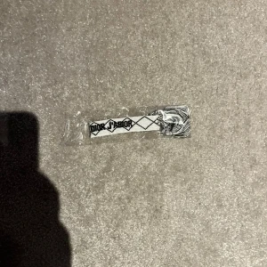 Tygarmband med svart text på - Ett vitt och svart tygarmband med svart text på