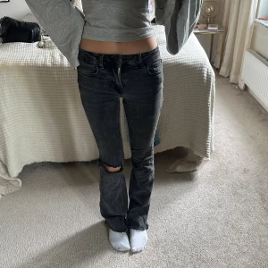 Zara jeans - Från Zara, gjort hålet själv. Finns tecken på användning men fortfarande bra skick🥰