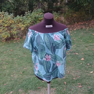 Blommig blus - Säljer en blommig blus från Hampton Republic i storlek S. Toppen går att använda både som off shoulder och som typ en t-shirt🌸💙 Använd ett fåtal gånger. Är oversized så passar även större storlekar. Det är bara att skriva om man har frågor!😊💖