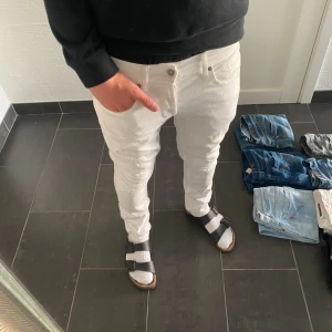 Dondup Jeans George - Trendigaste jeansen på marknaden. Skick = 9,5/10 Nypris = 4000 kr Säljs för = 1199 kr