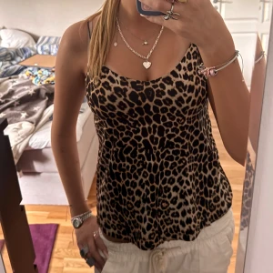 Leopardmönstrad linnetopp - Säljer en snygg leopardmönstrad linnetopp med tunna axelband. Super trendig och perfekt till sommaren 😆😍