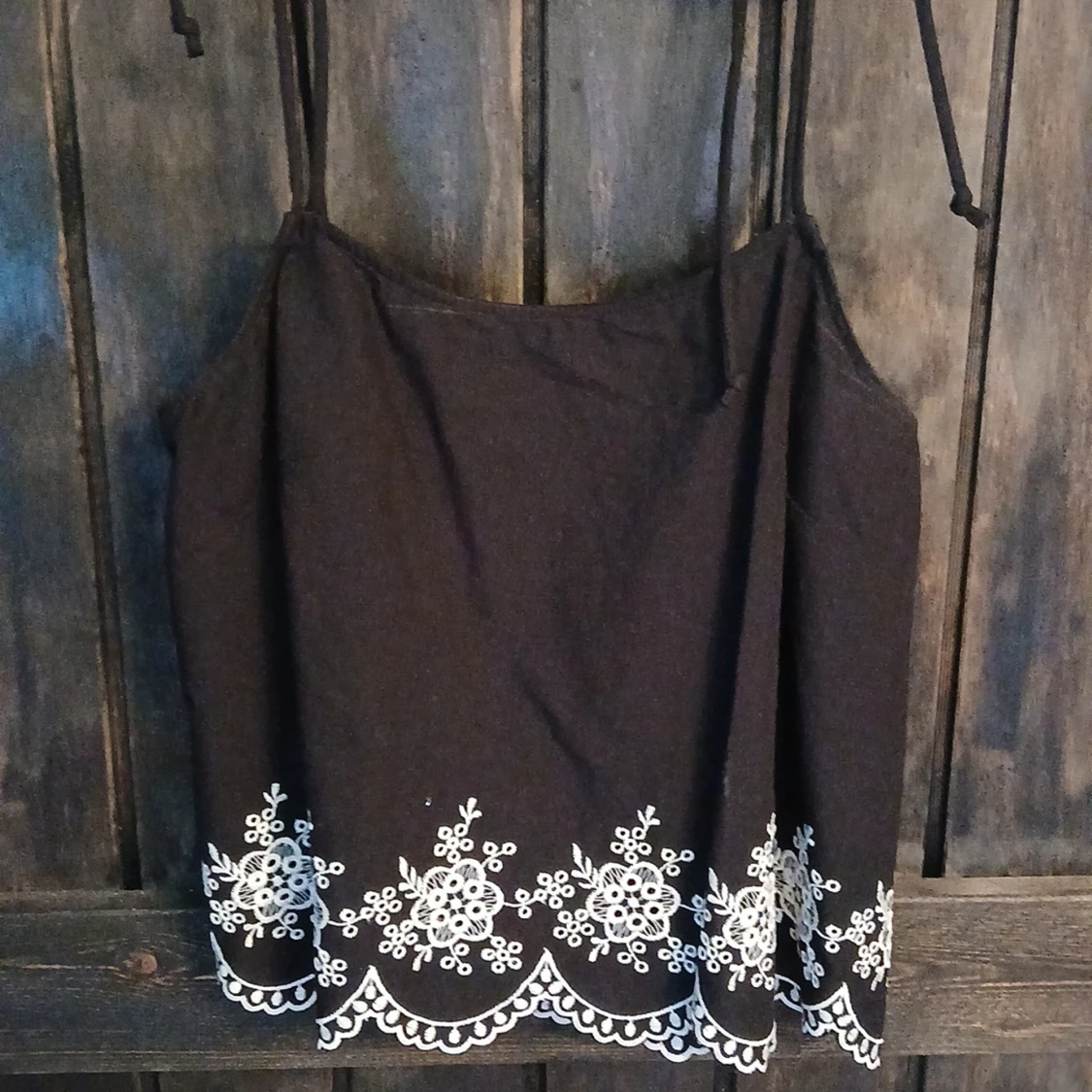 Svart linnetopp med broderade blommor - 1