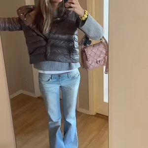 Herno jacka - Säljer as snygg herno jacka som är perfekt året runt. Säljer denna då jag haft den länge och vill testa något nytt! Säljer för 2850 då den har en defekt på insidan, men som inte syns när man har den på sig.