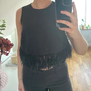 Svart topp med fransar - Svart topp med fransar från New Look🖤använd typ en gång och inga större tecken på användning🖤skriv vid frågor🥰
