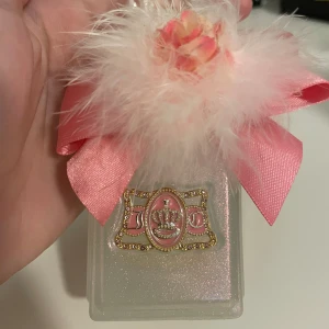 Viva La Juicy Glace - Charmig parfymflaska från Juicy Couture, 30ml, ungefär hälften kvar. Gullig frostad glittrig flaska med rosa rosett och fluffig blomma. Svår att få tag på.