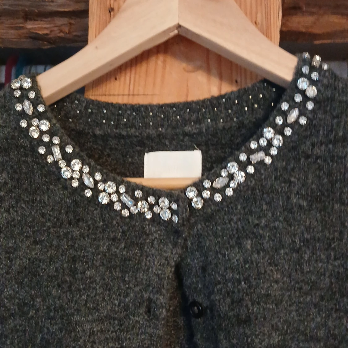 Grå kofta med pärldetaljer - 1