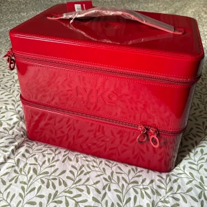 Lyko 24k adventskalender - Årets julkalender från Lyko med skönhetsprodukter till ett värde över 10 tusen kronor. Oöppnad och säljs då jag fick tag i en annan som jag hellre behåller.