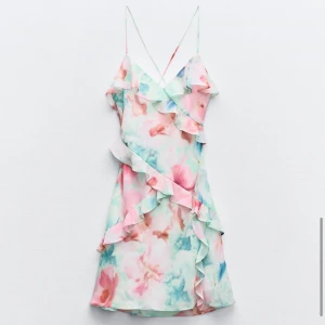 Zara klänning -  Säljer denna sjukt fina klänning från Zara som tyvärr inte säljs längre! Den är använd en gång för 9ans middag men börjar bli förliten! En jättefin somrig klänning!!