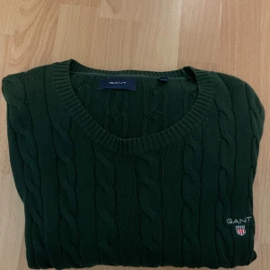 GANT - Mörkgrön kabelstickad tröja från GANT