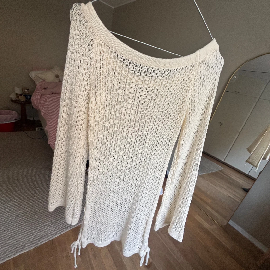 Vit stickad strandklänning med snörning - 1