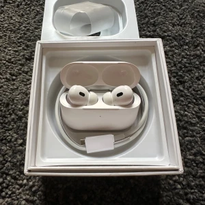 AirPods Pro 2gen - Nya - Sprillans nya AirPods 2 gen. Funkar precis som dom ska. Inga defekter eller likande. Hör av er vid frågor eller likande 😊💬