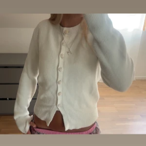 vit kofta - superfin vit kofta med långa ärmar och pärlknappar framtill. storlek m men passar även s😇💕