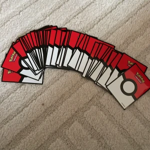 Pokémon Trading Card Game kortskydd 48 stycken - Skydda dina Pokémonkort med dessa snygga kortskydd! Perfekta för dig som vill hålla samlingen fräsch och spela med stil. Passar både samlare och spelare som älskar Pokémon Trading Card Game. 48 stycken platsfickor
