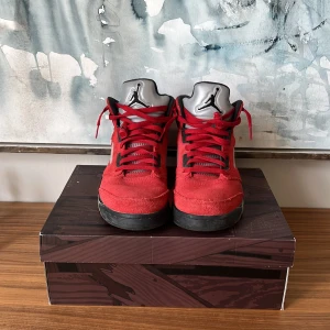 Nike Air Jordan 5 Toro Bravo Röd - Nike Air Jordan 5 Toro Bravo i rött mocka med svarta och silvriga detaljer. Det är storlek 41  fråga självklart frågor vid intresse. Mvh  Mr.Vcloset 