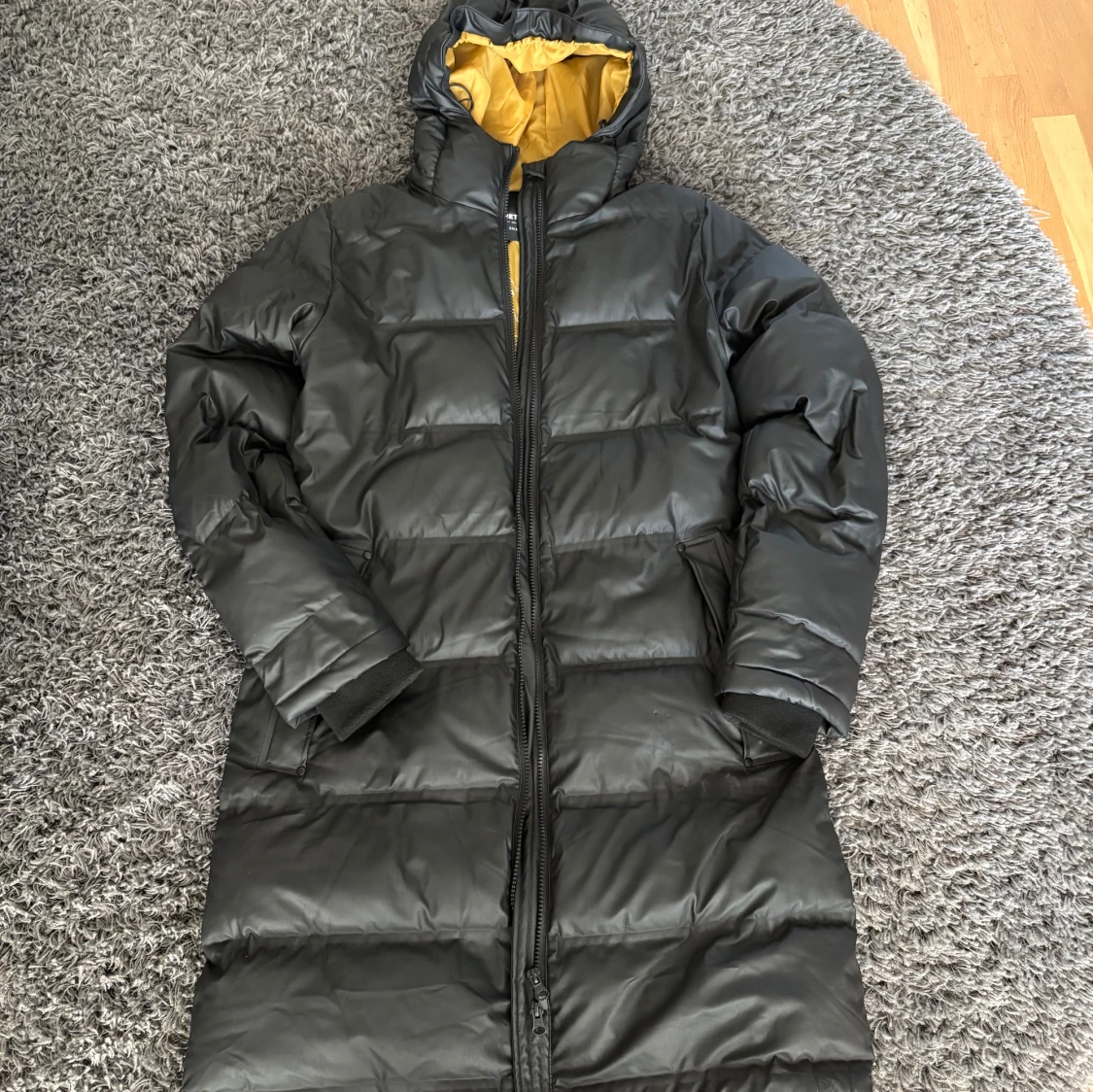 Svart lång pufferjacka med huva - 1