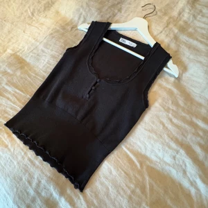 svart topp från Zara - säljer min superfina topp ifrån Zara då den inte längre kommer till användning. Passar perfekt att ha under en blazer eller under en stickad kofta samtidigt som den även kan användas när det blir varmare ute. Inköpt för 350 men säljer min för 200.