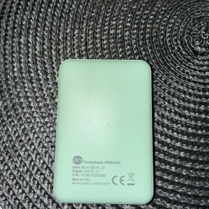 ON Powerbank 4000mAh - Smidig och portabel powerbank med 4000mAh kapacitet. Utrustad med USB och micro USB-port för enkel laddning av dina enheter. Ljusgrön färg, kompakt design och indikatorlampor. Inga synliga defekter eller slitage, är i gott skick.