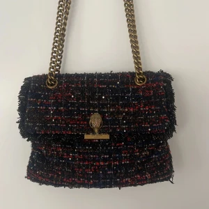 Kurt geiger väska  - Jag säljer min Kurt geiger väska och säljer den för att det inte används längre. Om ni vill ha mer bilder eller detaljer så är det bara att fråga. Pris kan diskuteras💗