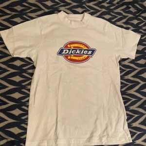 Dickies T-shirt XXS - Snygg Dickies t-shirt i storlek XXS. Relativt bra skick, kan förekomma katthår på tröjan annars bra skick skulle jag säga.