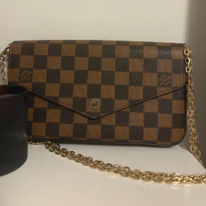 Väska (kop1a) - Lite skrapor på knappen annars i bra skick, använd2 gånger 