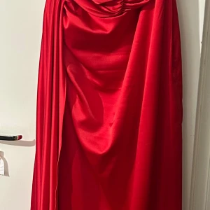 Festklänning - Superfin klänning använd 1 gång i 3 timmar. Super fina detaljer med en slits. Insydd midja. Hög kvalité. Köpt för 5699kr. Man kan ta av tyget vid bröstet så att det är mer urringat. Hör av dig ifall du vill ha en bild med den på. Pris kan diskuteras 