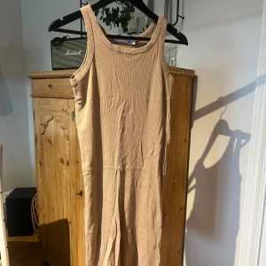Beige klänning  - Begie lång klänning 