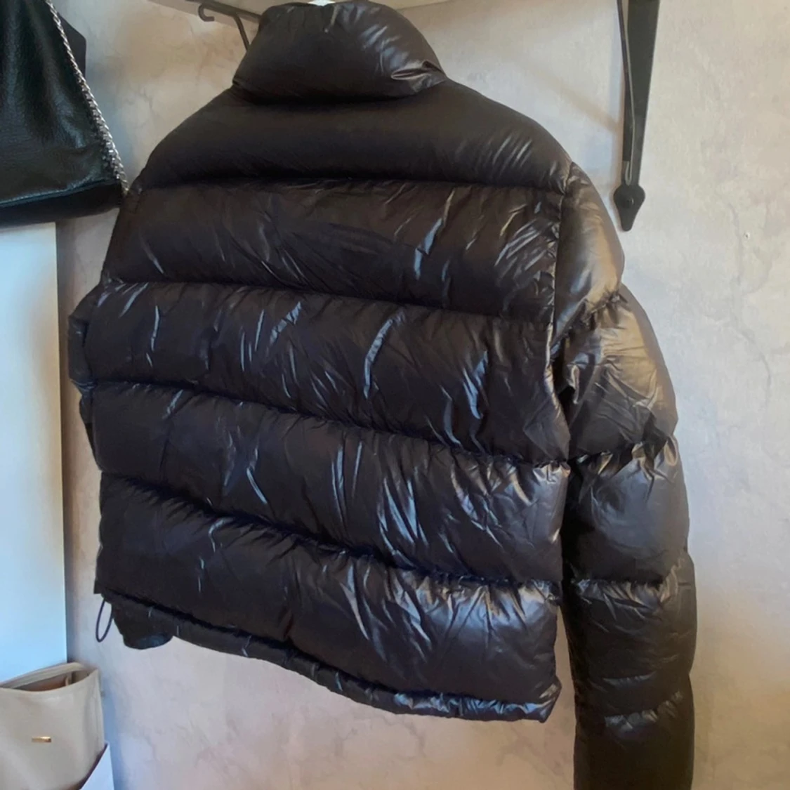 Svart glansig pufferjacka  - 2