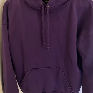 bikbok hoodie  - Säljer en lila hoodie från Bikbok med känguruficka och snörning i huvan. Tröjan har en jättefin passform och är mjuk💜Långärmad och med huva, använd 1-2gånger💕