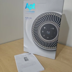 Luftrenare  - Produktbeskrivning: Apt luftrenare 255 är perfekt för rum med storlek upp till 53 m2 och har en kapacitet på 255 m3/h samt ett H13 HEPA och kolfilter för att ge dig underbart ren luft fri från pollen och damm. Endast testat den i 2dagar. Sen har den legat I lådan.  Skulle säga nyskick/ mkt bra skick