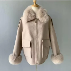 Päls kappa från fur Stockholm  - Säljer en skitsnygg beige kappa med fluffig krage och muddar i päls från fur Stockholm. Jackan har dragkedja framtill, två stora fickor och en loose passform. Perfekt för dig som vill ha en mysig och trendig look under kyliga dagar! Den kan förvandla en lite halvtråkig outfit till en snygg på en sekund😍Just för att den är oversized så passar den alltifrån xs-m beroende på önskad passform! Nypris: 2300kr