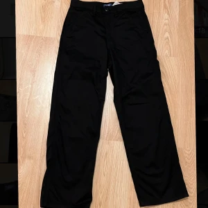 Svarta chinos från Jack & Jones 152 - Svarta chinos från Jack & Jones i storlek 152. Klassisk rak modell med normal passform, tillverkade i bomull. Använda några gånger. 