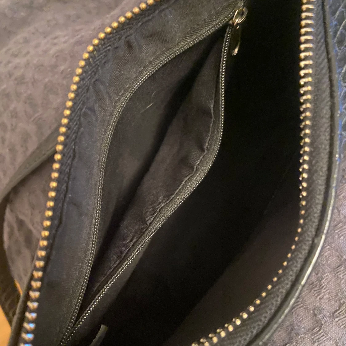 Svart axelväska i croco-imitation - 2