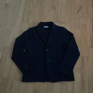 Snygg höst jacka från mango - En riktigt fin kostymsliknande jacka från mango. Jackan är marinblå och har två knappar där fram som snygg detalj. Passar perfekt nu inför hösten! Nypris 399 mitt pris 299! Pris ej hugget i sten! 🪨 