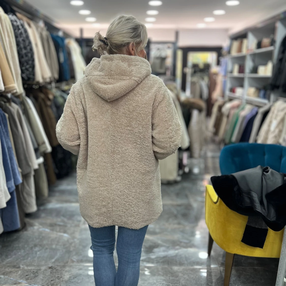 Beige teddyjacka med huva och dragkedja